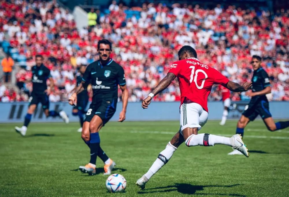 Bàn thắng muộn của Joao Felix nhấn chìm ​​10 cầu thủ Man Utd ảnh 1