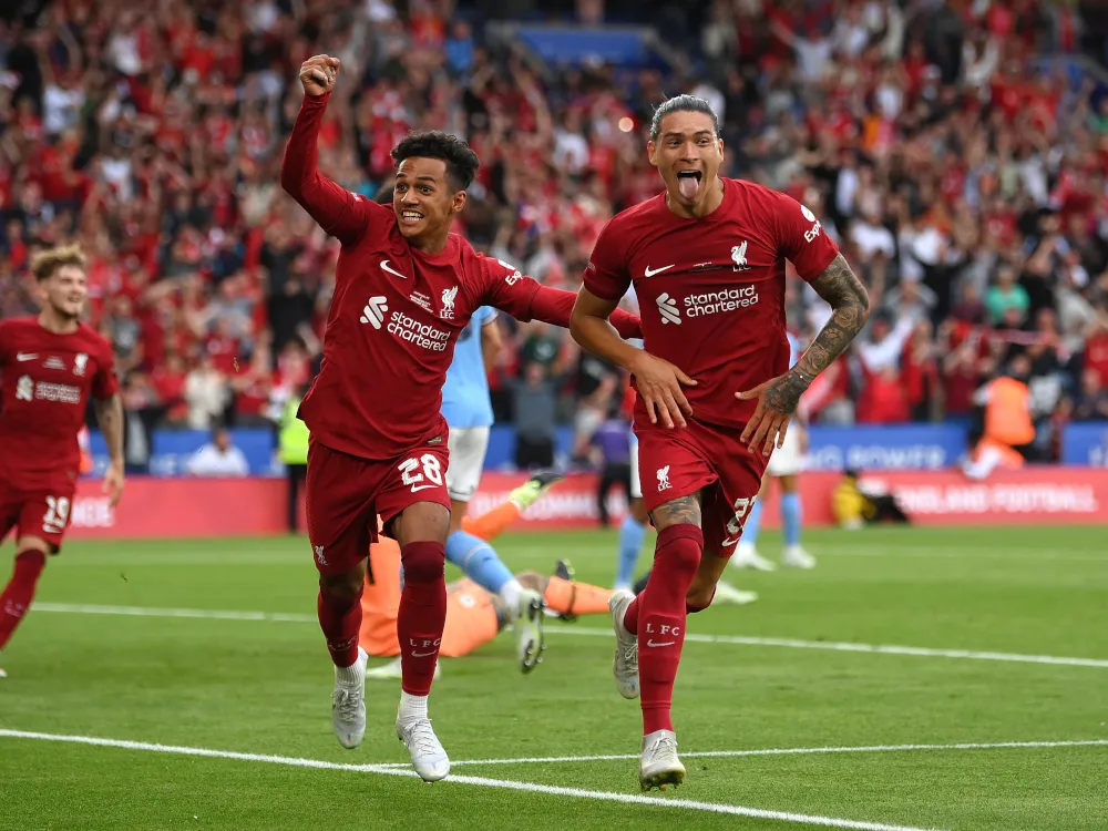 Darwin Nunez ăn mừng bàn thắng phút bù giờ.