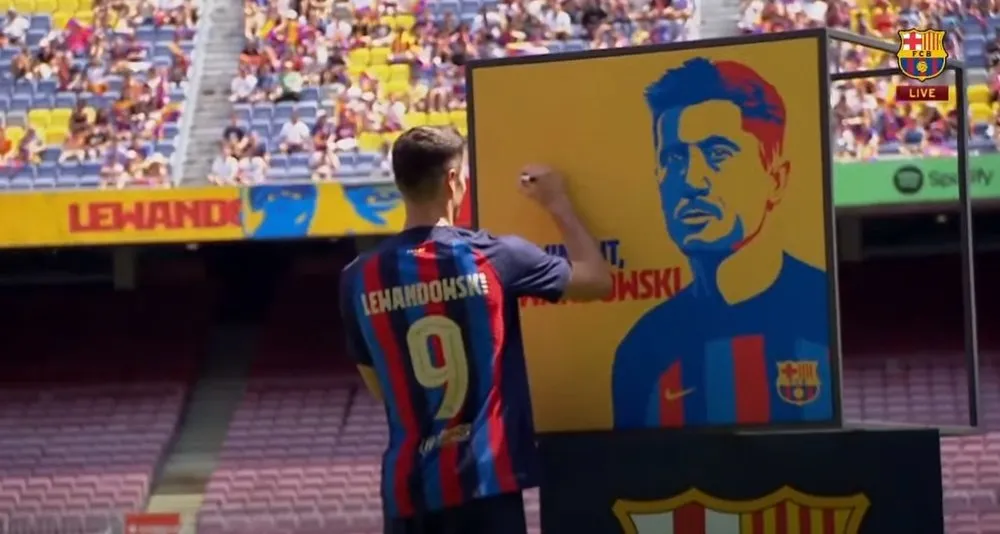 Lewandowski 'cướp' số 9 từ Memphis Depay ảnh 1