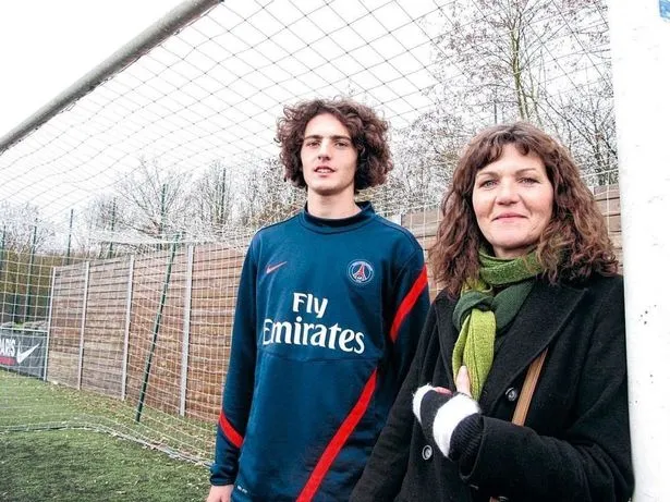 Adrien Rabiot không thể sang Man United vì để mẹ đàm phán hợp đồng ảnh 1