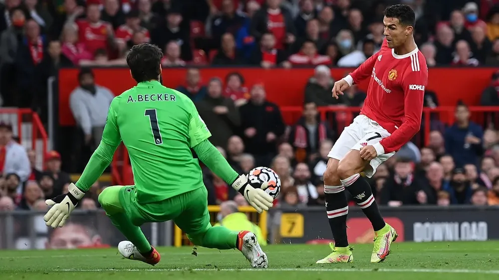 Ronaldo liệu có phá lưới Alisson Becker