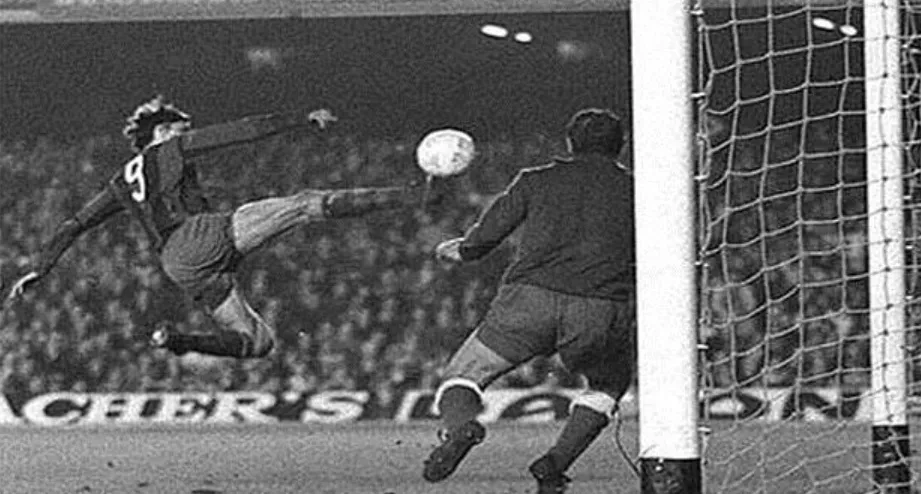 Erling Haaland và pha ghi bàn kiểu huyền thoại Johan Cruyff ảnh 3