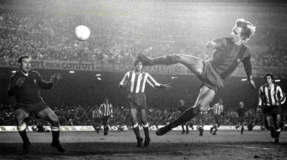 Erling Haaland và pha ghi bàn kiểu huyền thoại Johan Cruyff ảnh 2