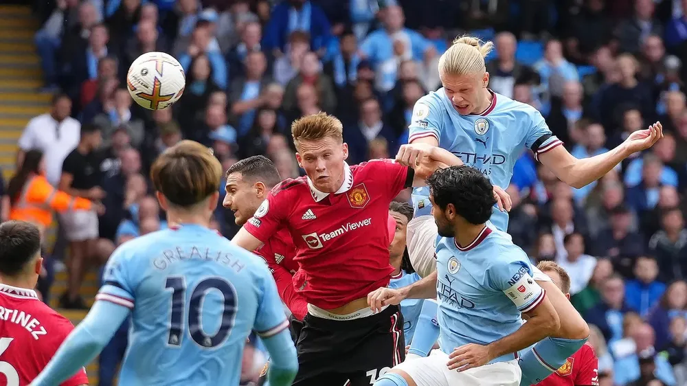 Erling Haaland bật cao đánh đầu từ quả phạt góc