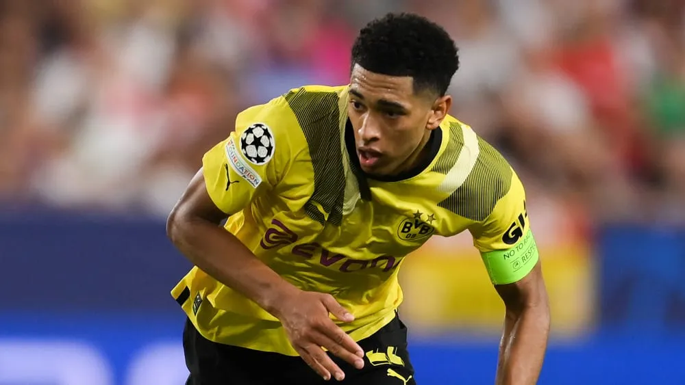 Bellingham mới 19 tuổi đã mang băng đội trưởng Dortmund