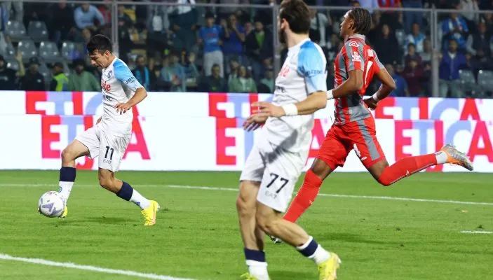 Lozano ghi bàn cho Napoli