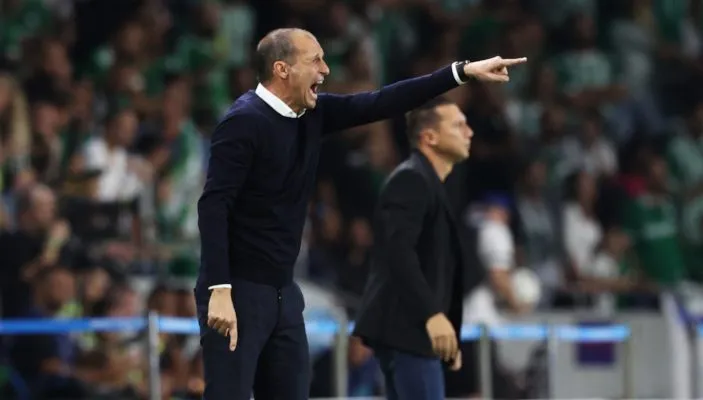 HLV Max Allegri mắc sức la hét nhưng cầu thủ Juventus vẫn chơi rời rạc trên sân