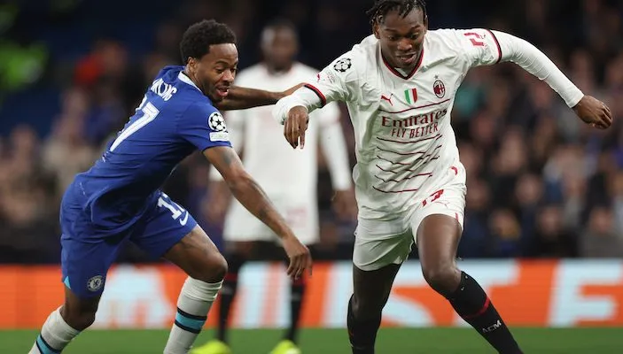 Rafael Leao đi bóng qua Raheem Sterling (Chelsea)