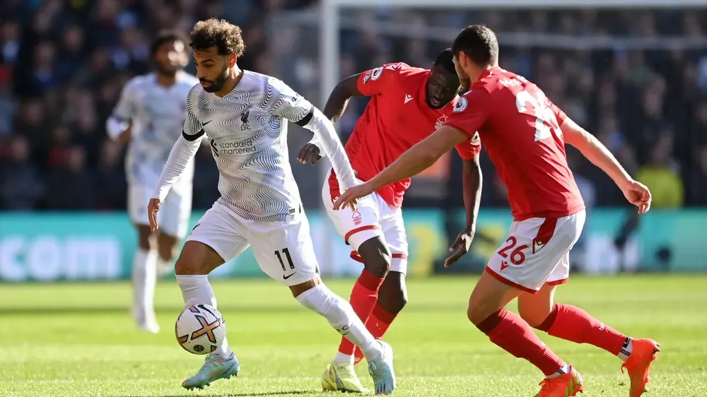 Người cũ Awoniyi ghi bàn, Liverpool phơi áo trên sân Nottingham Forest ảnh 1