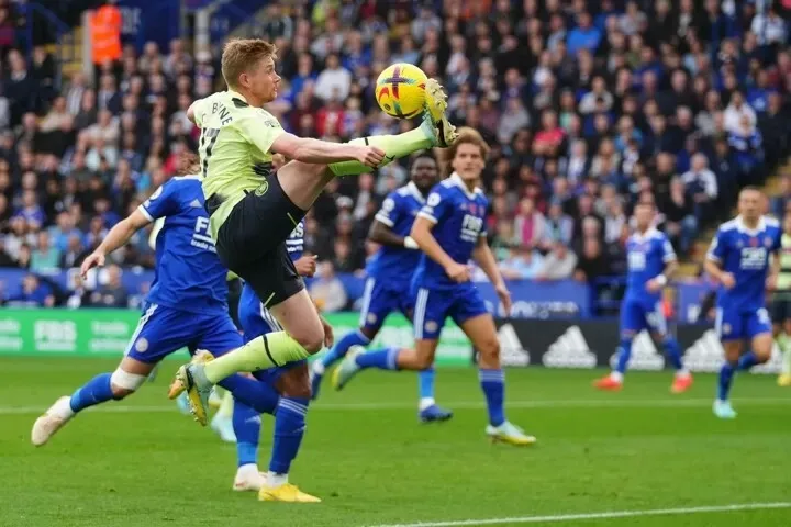 Vắng Haaland, De Bruyne nhấn chìm Bầy sói, đưa Man City lên đầu bảng ảnh 2