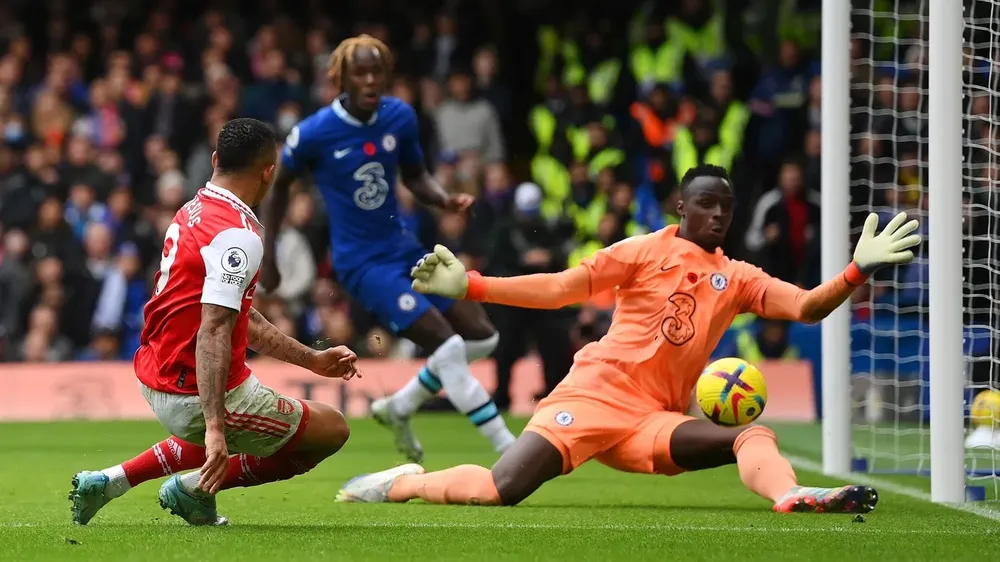 Gabriel ghi bàn đưa Arsenal trở lại ngôi đầu bảng ảnh 2