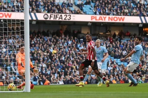Ivan Toney ghi cú đúp, giúp Brentford nhấn chìm Man City ảnh 1