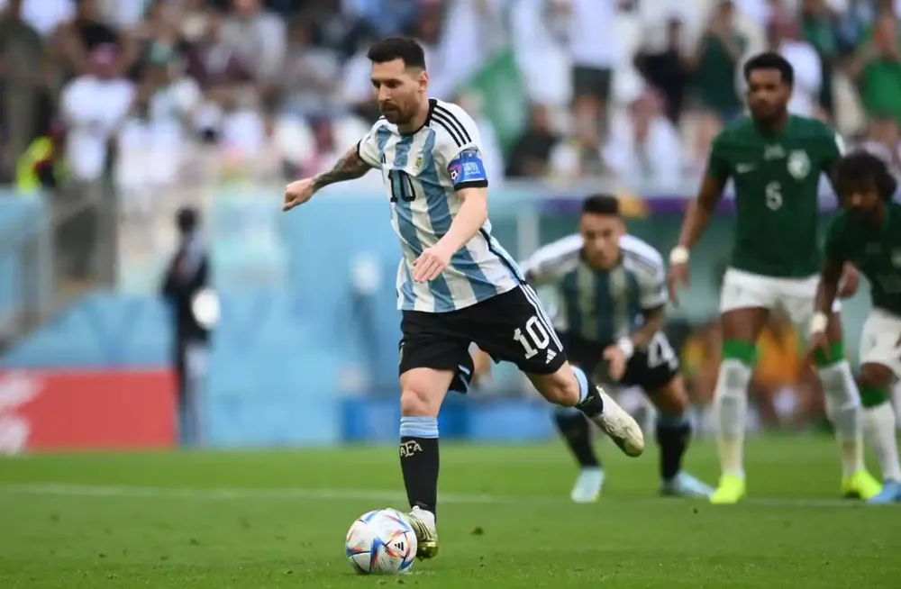 Messi ghi bàn nhưng Argentina thua ngược Saudi Arabia trong trận cầu chấn động World Cup ảnh 1