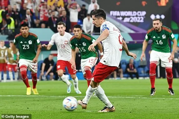 Lewandowski sút hỏng quả phạt đền khiến Ba Lan đánh rơi chiến thắng ảnh 1