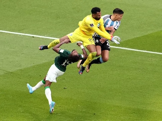 Pha va chạm đầu gối thủ môn Saudi khioe61n Yasser Al-Shahrani vỗ xương hàm và xương mặt