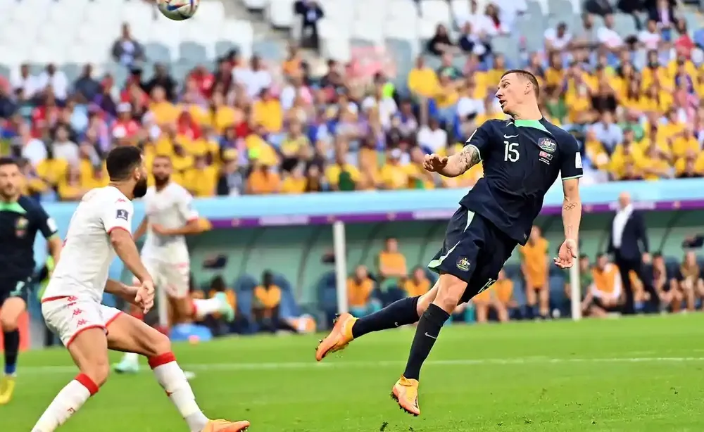 Pha đánh đầu ngược ngoạn mục của Mitchell Duke