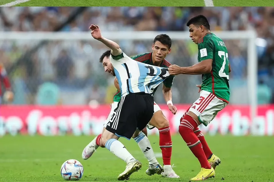 Argentina – Mexico 2-0: Messi giải cứu gã khổng lồ Nam Mỹ, Enzo Fernandez góp công bằng siêu phẩm ảnh 1