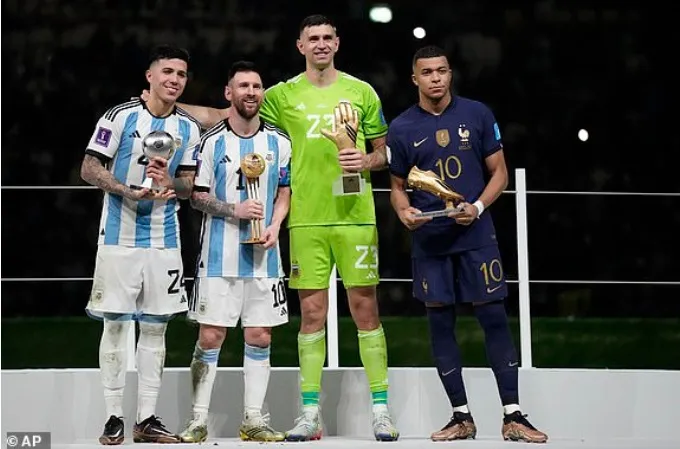 Enzo Fernandez, Leo Messi, Emi Martinez và Kylian Mbappe