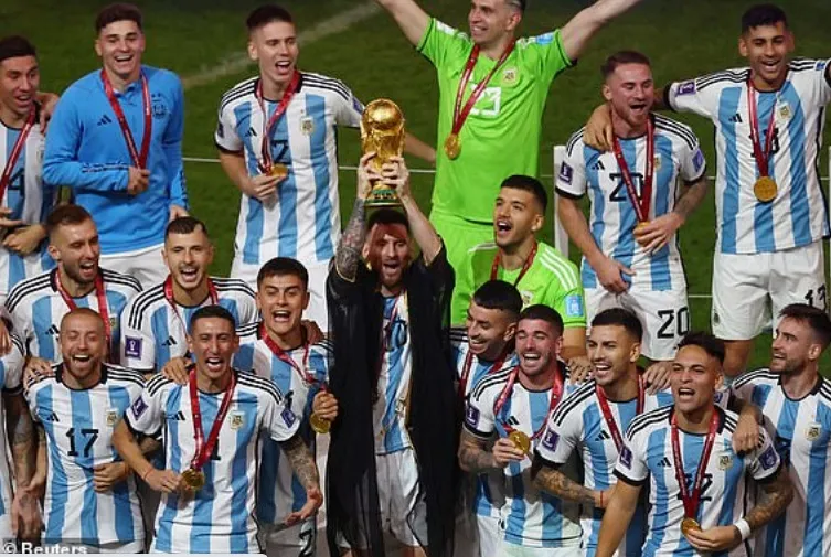 Messi và đội tuyển Argentina ăn mừng