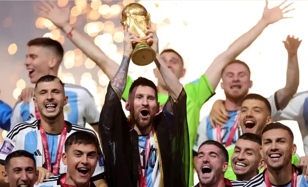Messi giương cao chiếc cúp vàng thế giới