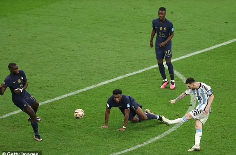 Hàng thủ tuyển Pháp vất vả chống lại Messi