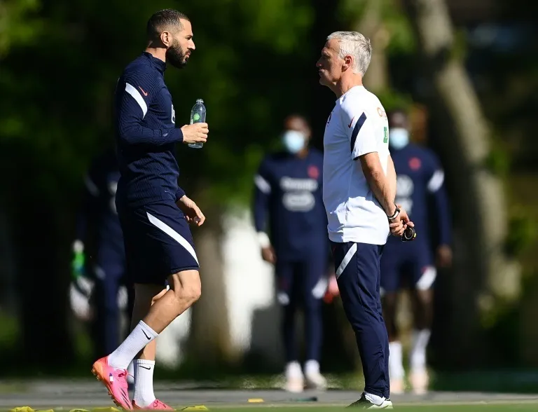 Karim Benzema biết chân mình không ổn nhưng khống nói cho Deschamps biết Karim Benzema biết chân mình không ổn nhưng khống nói cho Deschamps biết