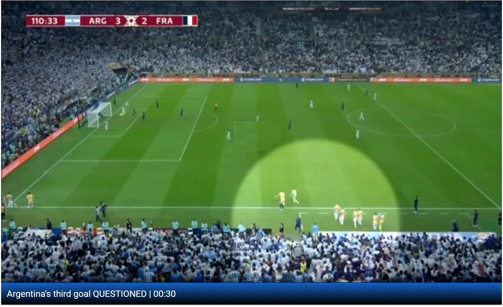 L'Equipe đưa bằng chứng là 2 cầu thủ dự bị vào sân khi Messi ghi bàn