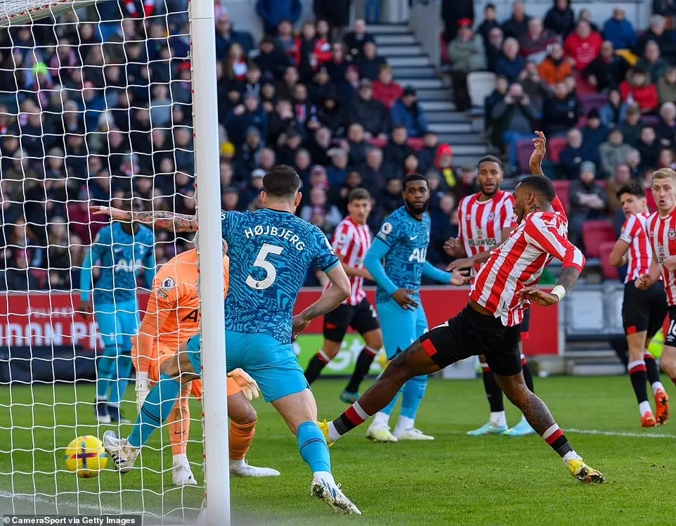 Toney ghi bàn cận thành cho Brentford