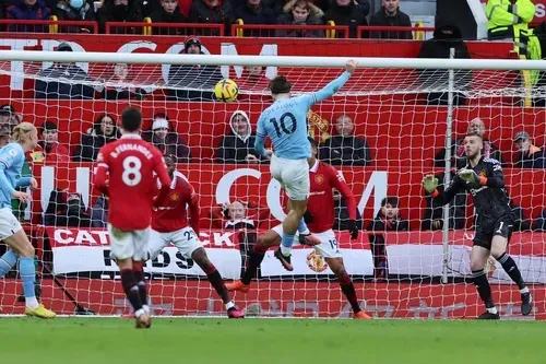 Jack Grealish (10) ung dung đánh đầu cận thành ghi bàn