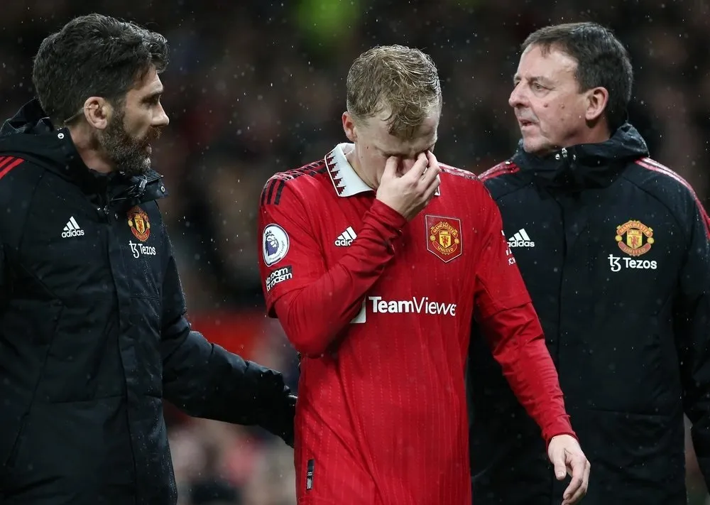 Donny van de Beek dính chấn thương đầu gối
