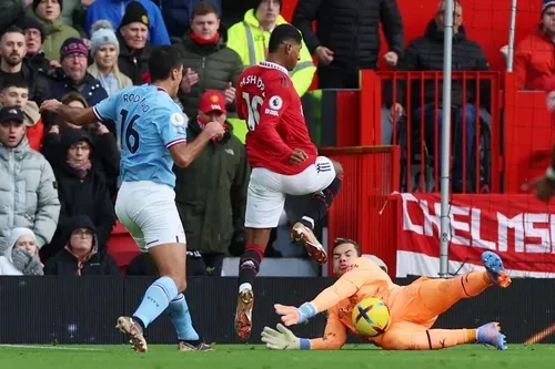 Ederson cản được cú sút của Rashford