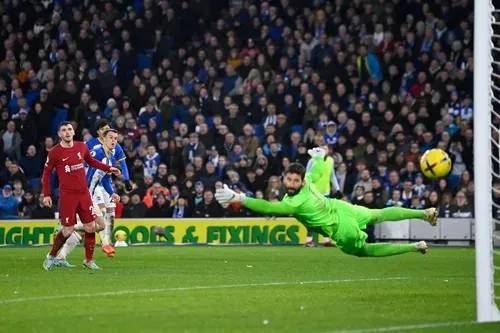 Solly March ghi cú đúp