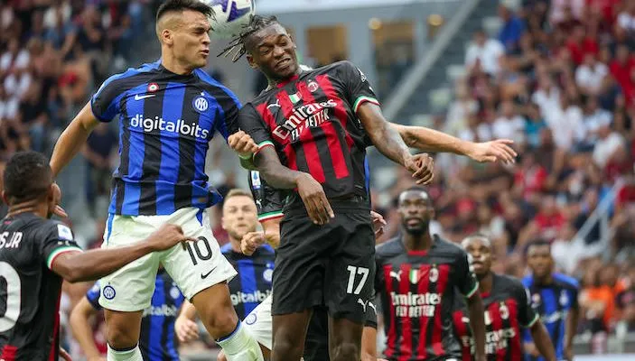 AC Milan và Inter Milan (trái) tranh tài trên sân Saudi Arabia