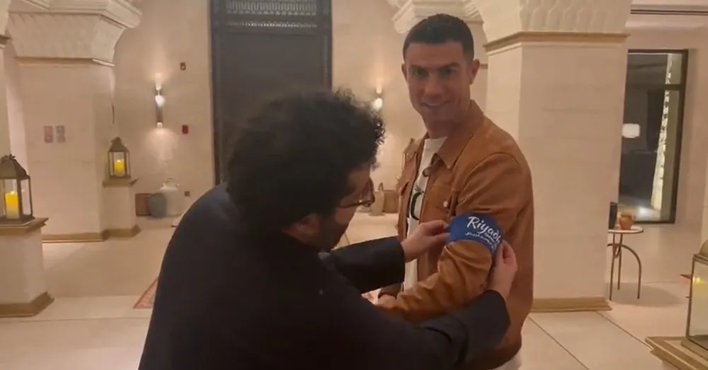 Ronaldo nhận băng thủ quân Saudi All-Star XI