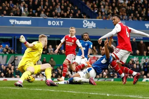 Dominic Calvert-Lewin phóng cả người nhưng bóng chỉ sượt qua mũi giày của anh