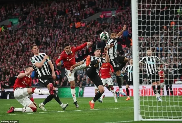 Pha đánh đầu ghi bàn của Casemiro