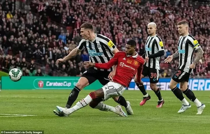 Marcus Rashford dứt điểm chạm chân Botman vào lưới