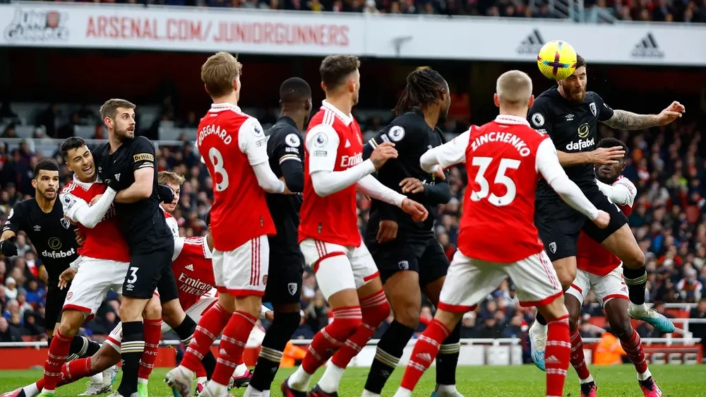 Marcos Senesi (phải) đánh đầu nhân đôi cách biệt cho Bournemouth