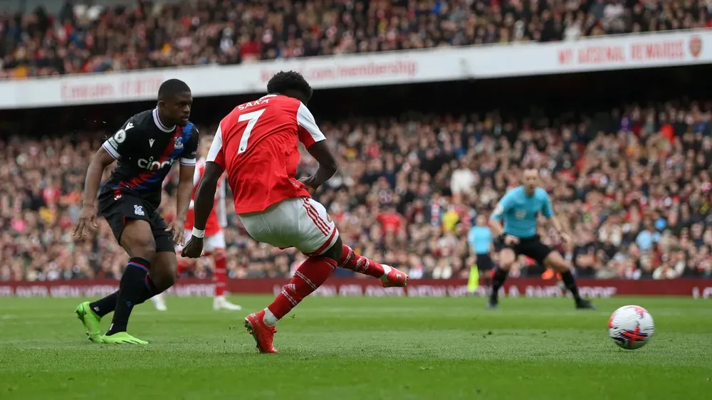 Bukayo Saka nhân đôi cách biệt cho Arsenal phút 43