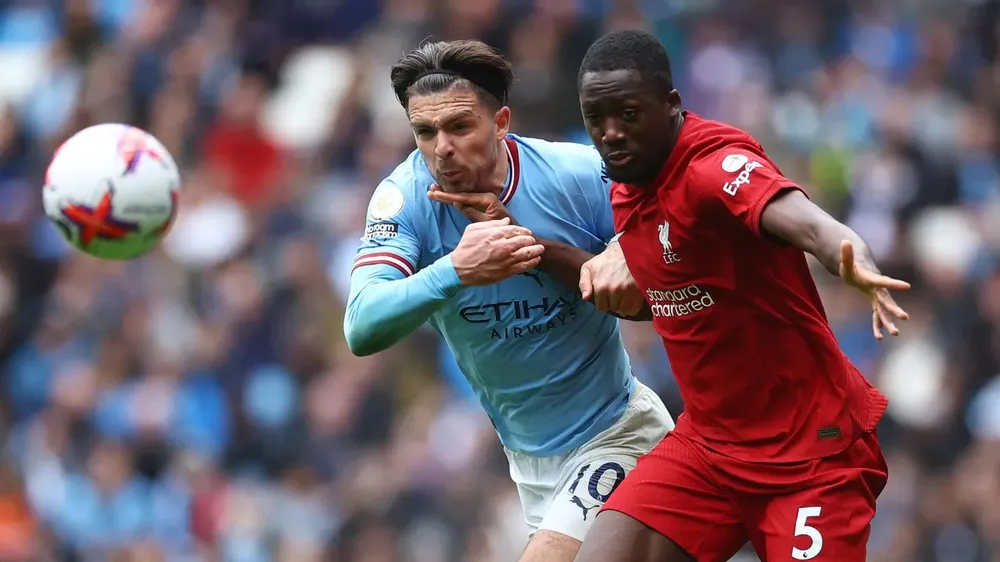 Jack Grealish (trái) vượt qua trung vệ Konate (Liverpool)