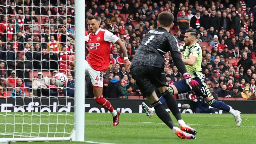 Ben White nhân đôi cách biệt