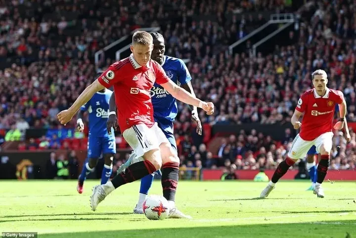 McTominay ghi bàn bằng cú sút vào góc gần