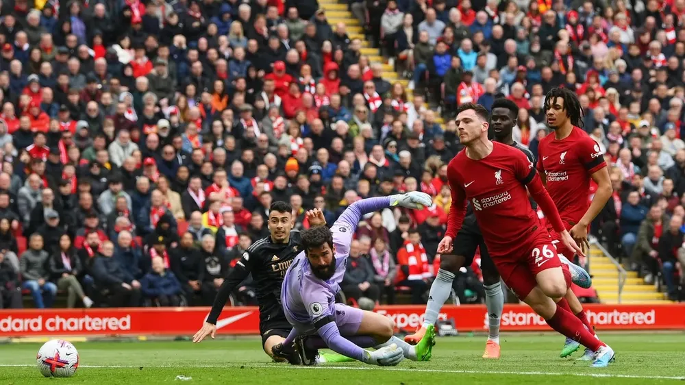 Martinelli (trái) xỉa bóng vào lưới, mở tỷ số