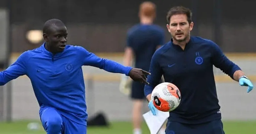 N'Golo Kante (trái) và HLV Frank Lampard