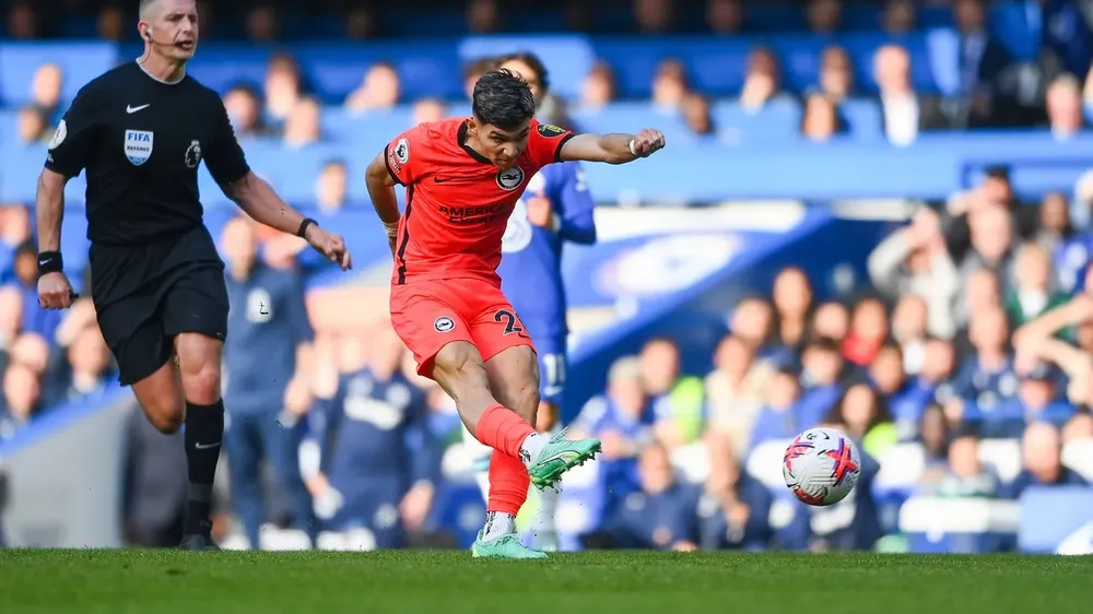 Julio Enciso tung cú sút xa ghi bàn quyết định