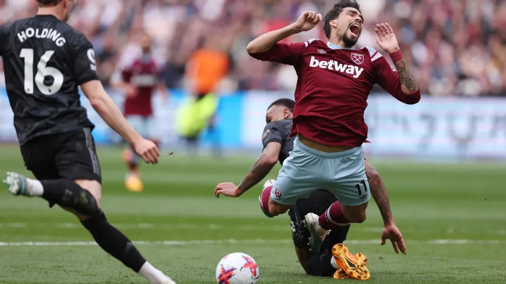 Gabriel phạm lỗi nhưng Paqueta rõ ràng cũng chủ động ngã Gabriel phạm lỗi nhưng Paqueta rõ ràng cũng chủ động ngã