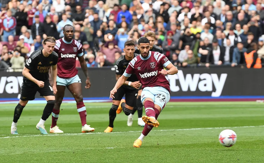 Said Benrahma sút thắng quả 11m Said Benrahma sút thắng quả 11m