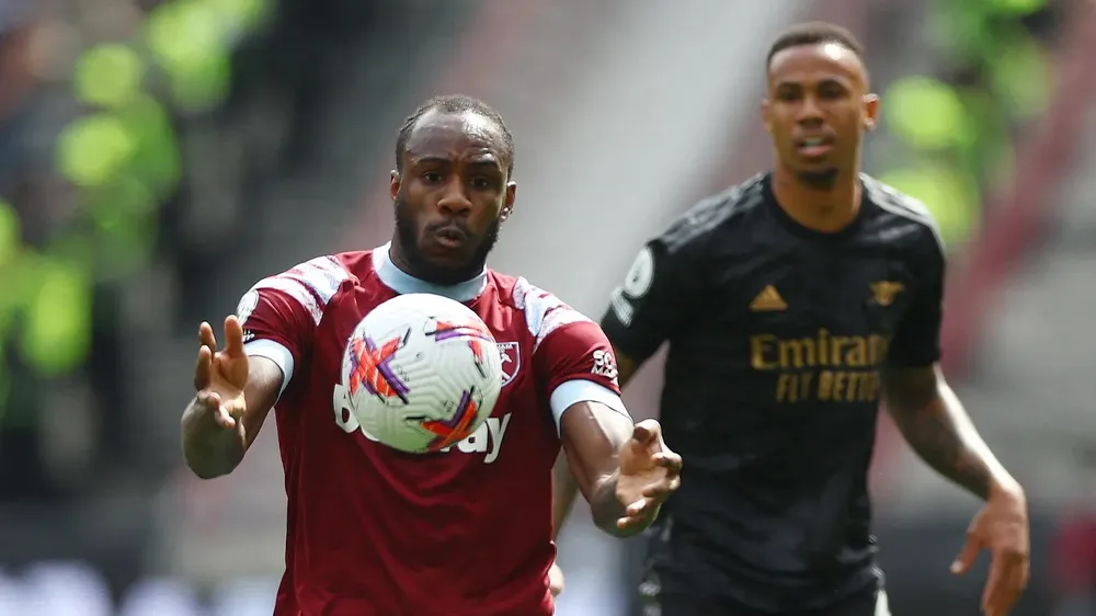 Antonio kiểm soát bóng trước Gabriel Antonio kiểm soát bóng trước Gabriel