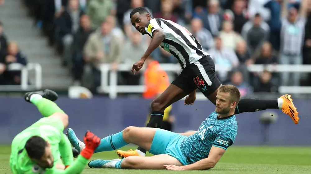 Alexander Isak sút hạ thủ thành Hugo Lloris