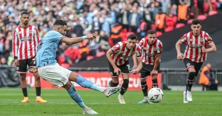 Riyad Mahrez mở tỷ số trên chấm 11m